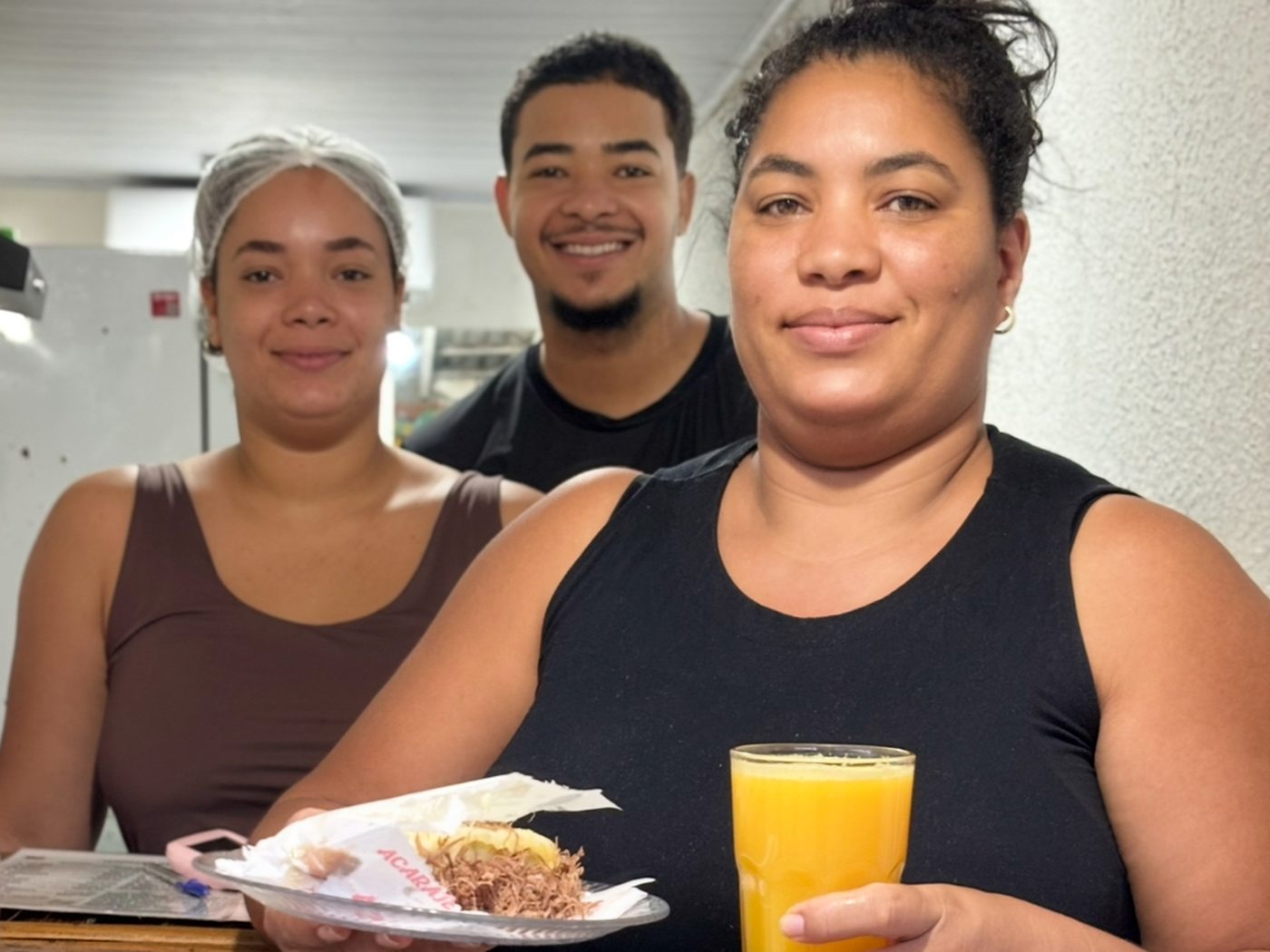 Sandra and her team behind the tapioca counter.