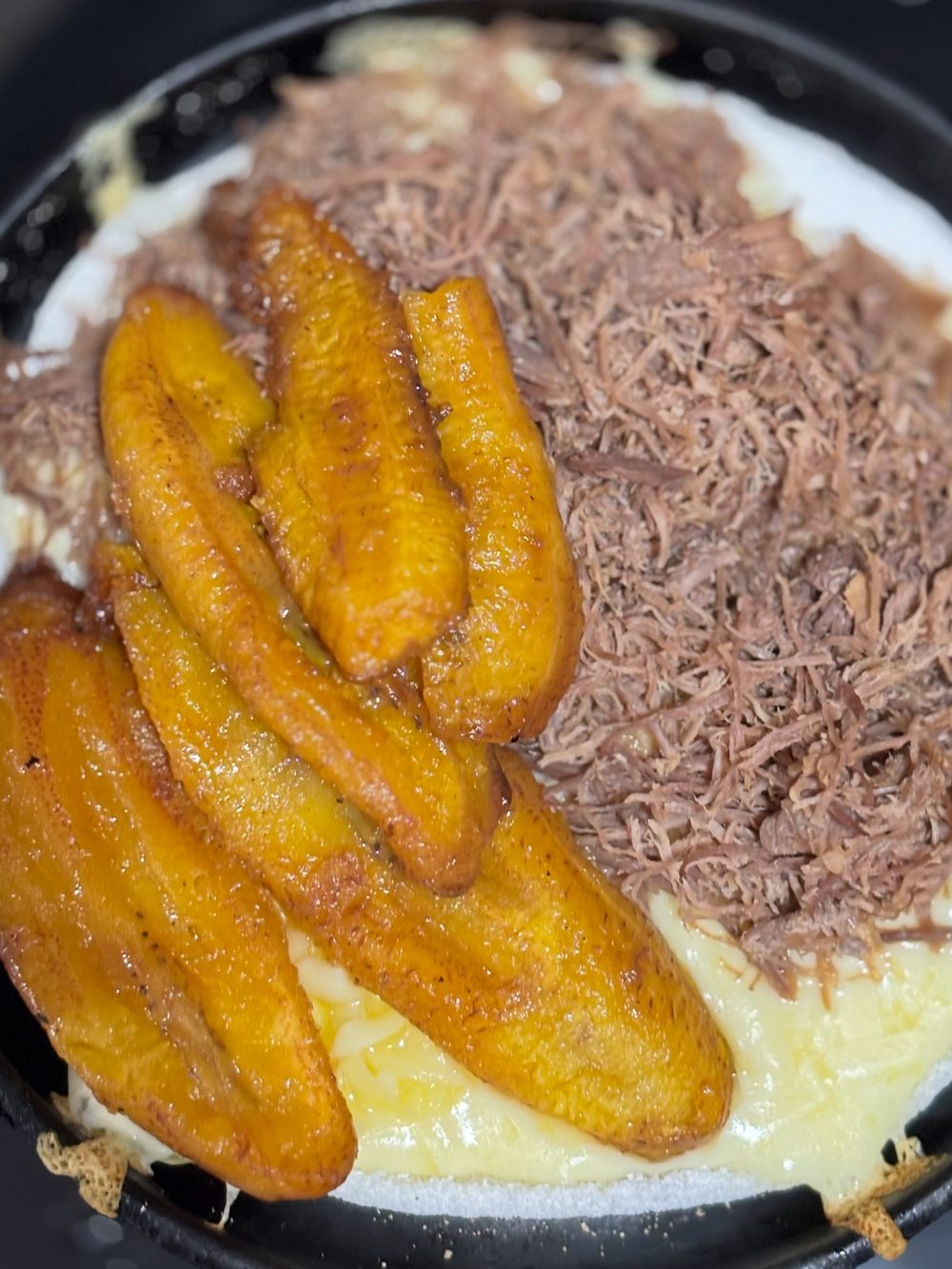 Tapioca com carne de sol, queijo e banana da terra.
