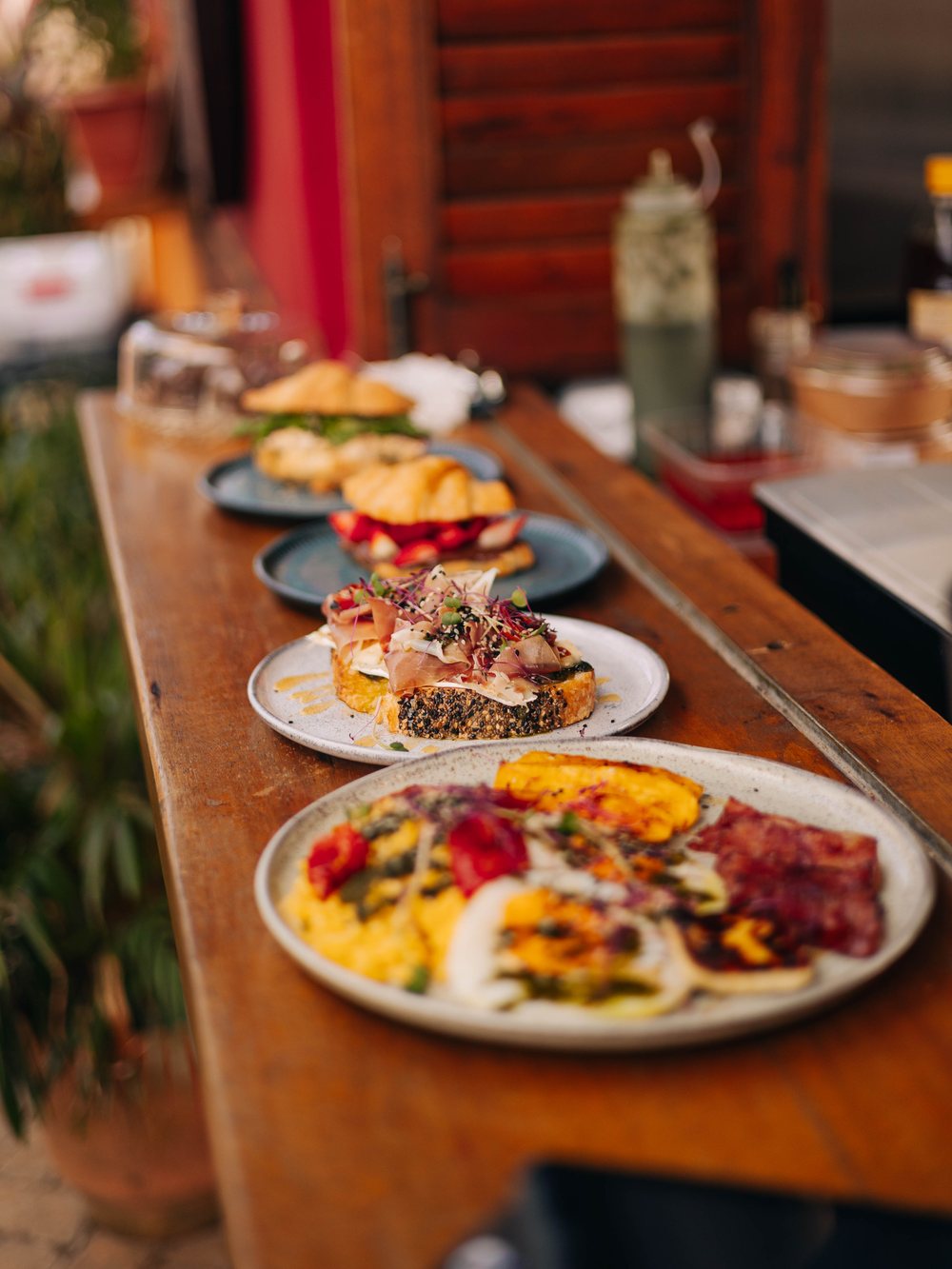 Plates lined up along the café’s wooden counter.